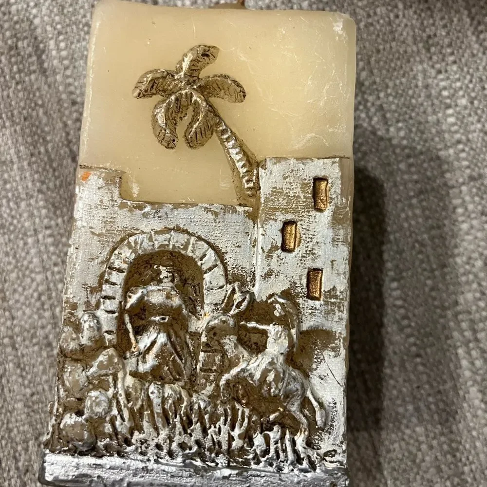Absolutely stunning manger scene candle